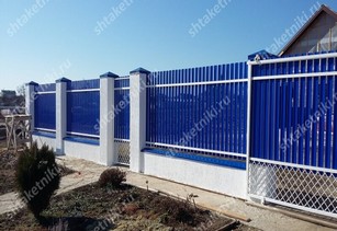 Фото забора из синего штакетника в Новосибирске